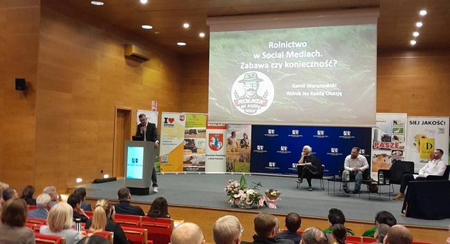 Aula prelegent wygłaszajacy na ambonie prezentację podczas konferencji