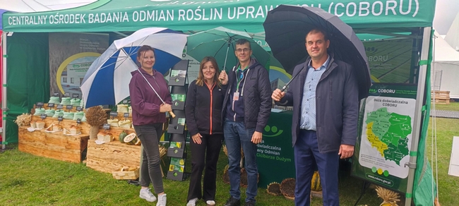 Zdjęcie grupowe na tle Stoiska COBRU