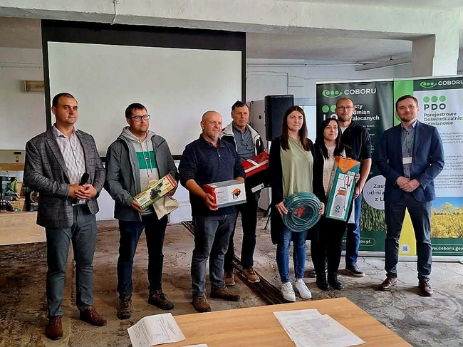 Dyrektor i przedstawiciel KRUS-u z laureatami konkursu organizowanego przez KRUS
